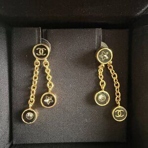 NWT Chanel 25K Black Enamel CC & Star Pendant Chain Earrings – Gold Tone, Rare